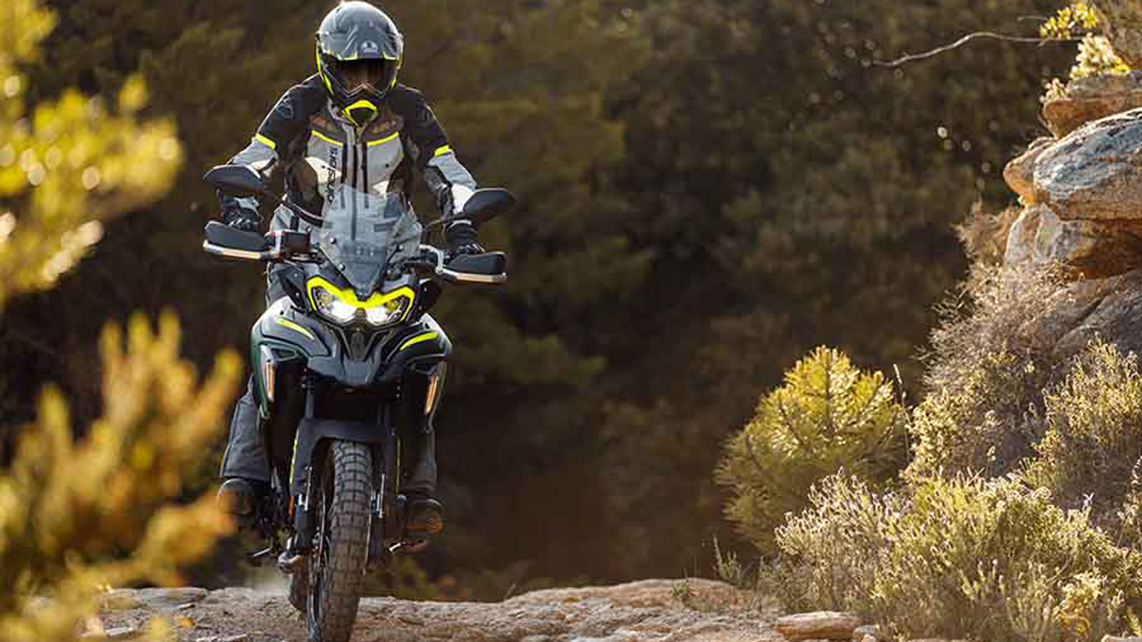 BENELLI TRK 702 / 702 X: Ιταλοθρεμμένο και με χωμάτινη έκδοση.